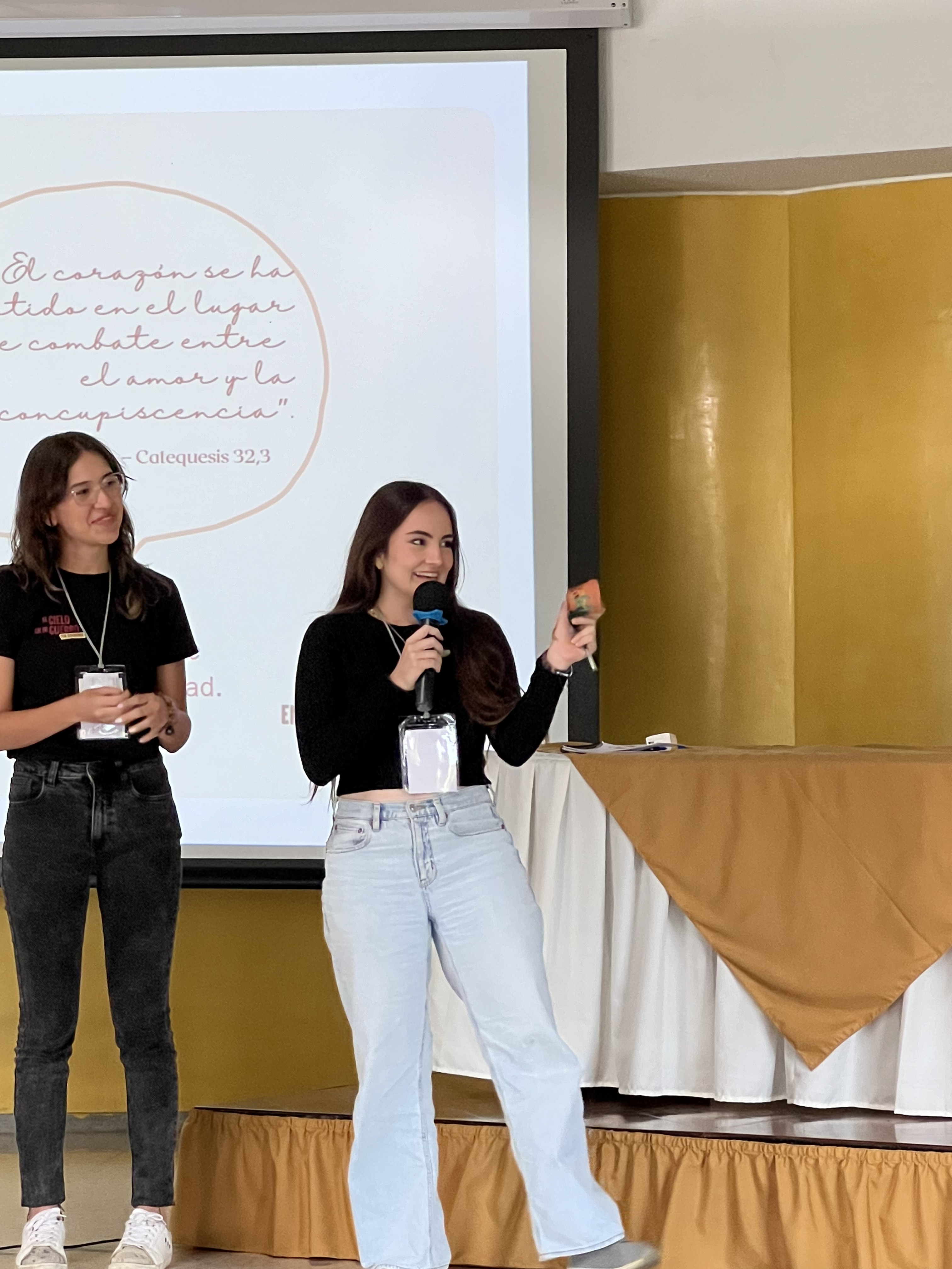 Formadora de Cielo en mi Cuerpo impartiendo conferencia sobre Teología del Cuerpo