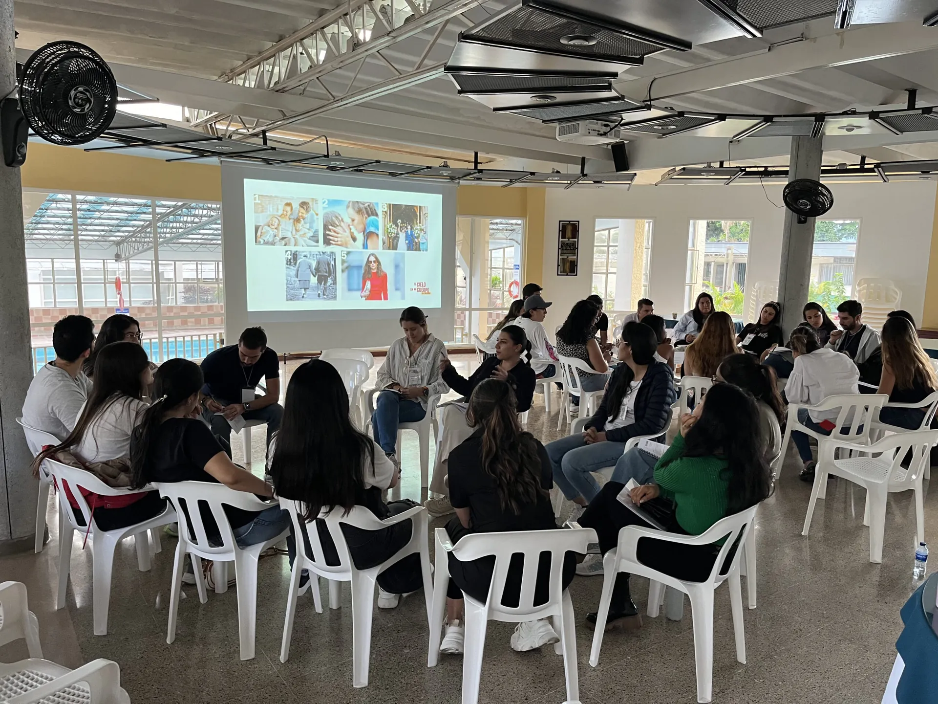 Participantes del diplomado reunidos en una sesión de formación
